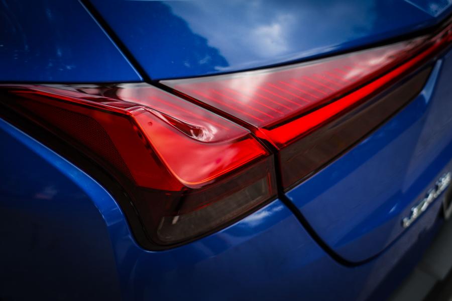 Детали экстерьера Lexus UX200 2019 года  (MY) (фото 33 из 35)